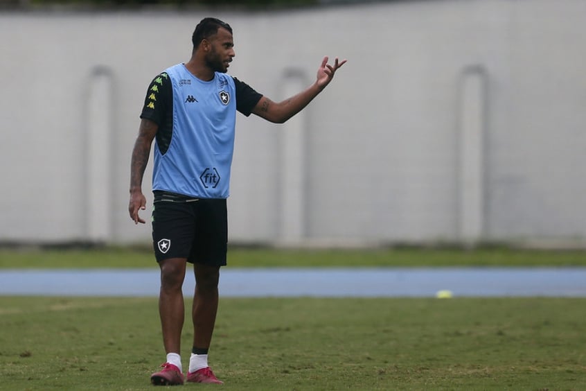 O Botafogo está procurando clubes do exterior para vender o meia Alex Santana. O pedido mínimo do Botafogo é que o jogador seja negociado por 3 milhões de euros (cerca de R$ 13 milhões).