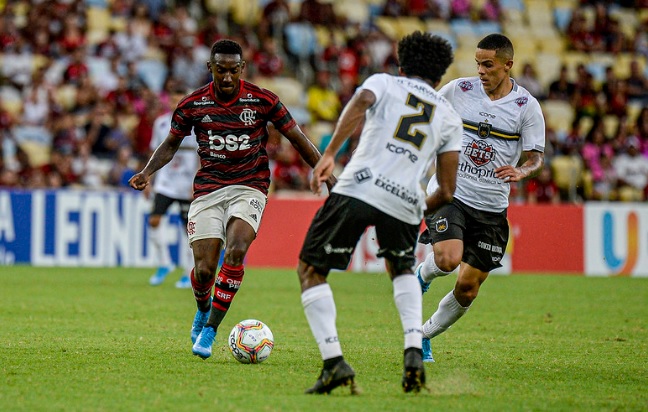 VOLTA REDONDA - Sobe (Valentia) - O Volta Redonda não se acovardou no Maracanã. A equipe de Luizinho Vieira optou por não se limitar ao ferrolho defensivo. / Desce (Ah, goleirão) - O Volta Redonda cumpria bem as suas funções táticas e dava a impressão de que seguraria o Flamengo e a torcida rubro-negra. O goleiro Douglas falhou feio no primeiro gol, o de João Lucas, e viu a bola defensável de Rodrigo Muniz entrar, no segundo tento dos mandantes.