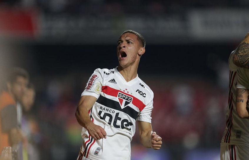 A negociação entre São Paulo e Ajax, da Holanda, por Antony não avançou e o jovem de 19 anos deve ficar no clube paulista até junho.