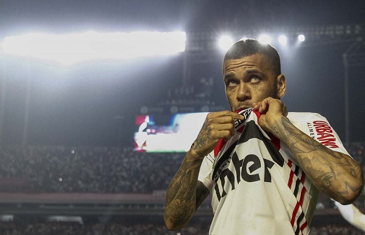 Daniel Alves - São Paulo / O lateral direito sempre afirmou que era torcedor tricolor e tinha o sonho de vestir a camisa do clube. Em 2019, chegou ao time do Morumbi com uma grande festa, ficando no clube até setembro de 2021. 