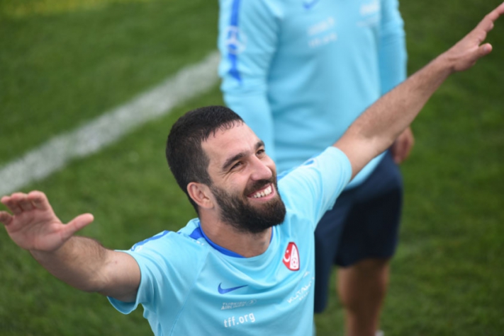 Arda Turan já teve seu nome ventilado no Palmeiras e agora aparece como possível reforço do poderoso Boca Juniors, da Argentina. Turan despontou no Barcelona há alguns anos, mas agora busca novos ares e pode desembarcar na América do Sul. 