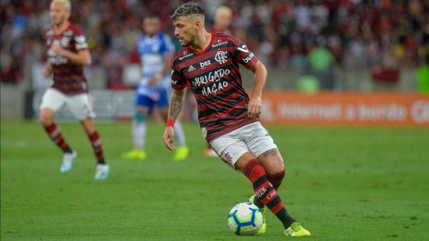 Diante da situação causada pela pandemia, atletas do Flamengo tentam seguir ativos com treinos em casa, orientados pelo departamento médico do clube. Orlando Berrío e Arrascaeta compartilharam tudo nas redes sociais.