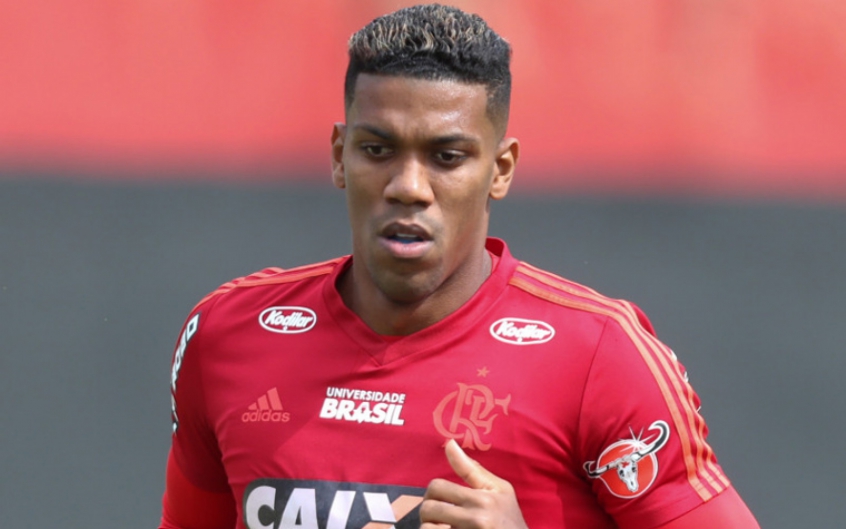 O Flamengo pode vender o atacante Berrío. O colombiano despertou interesse do futebol mexicano, mas nada foi oficializado até o momento. Há sondagens de clubes de outros países, embora em estágio inicial.