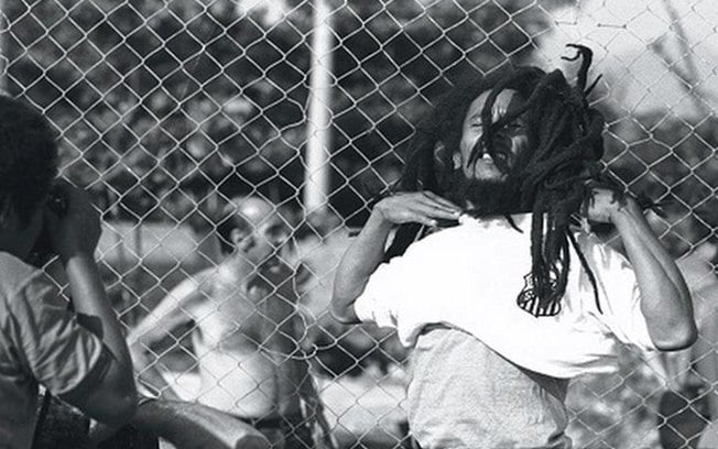 Durante passagem pelo Brasil em 1980, Bob Marley ganhou uma camisa do Santos de presente. Ele era apaixonado pelo esporte e fã de Pelé e já foi visto jogando futebol com o uniforme do Peixe. 