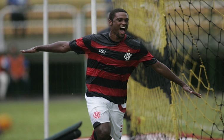 9º - Bruno Mezenga - Flamengo - atacante: estreou em 2005 com 16 anos e 8 meses