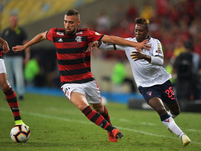 Em julho de 2019, o zagueiro Léo Duarte foi negociado com o Milan por 10 milhões de euros (R$ 41,8 milhões), e o Flamengo ficou com 50% do valor: R$ 20,9 milhões, aproximadamente, segundo o câmbio da época. Hoje, o defensor defende o Istanbul Basaksehir, da Turquia.