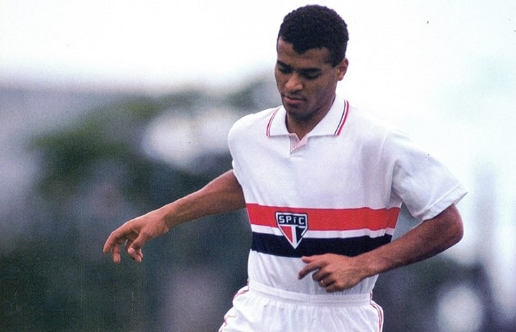 Cafu foi revelado pelo São Paulo em 1989. Pelo clube, foi bicampeão da Libertadores e do Mundial em 1992 e 1993, campeão paulista em 1991 e 1992, campeão brasileiro em 1991, entre outras taças. O lateral jogou 146 vezes pelo Tricolor. 