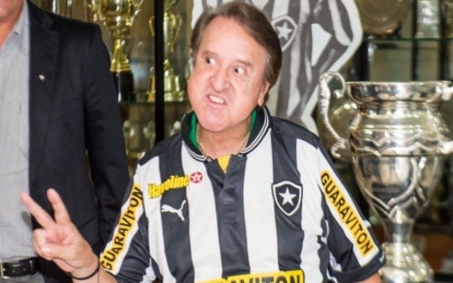 Consagrado como 'Quico', do seriado Chaves, o ator Carlos Villagrán posou com a camisa do Botafogo durante visita em General Severiano. 