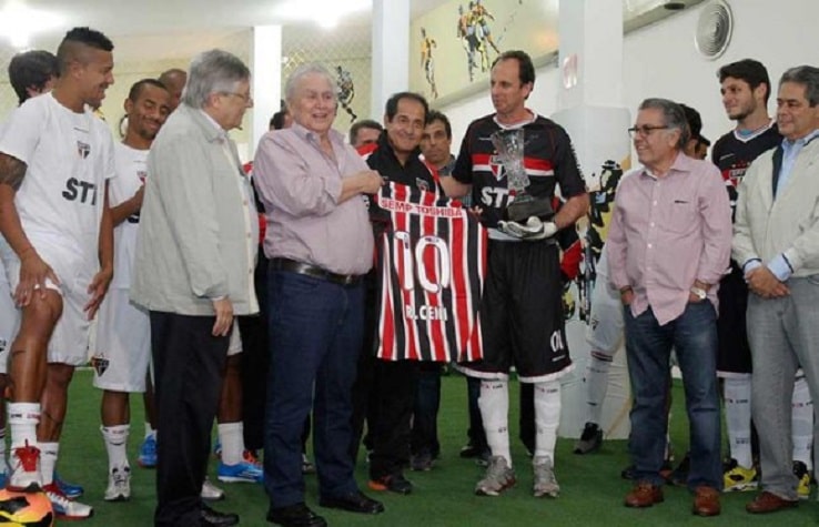 Já jogou com a 10: em 2013, para atuar contra o Botafogo, Rogério vestiu a camisa número 10 em alusão a Pelé, em duelo que ultrapassou o Rei do Futebol (1.117 jogos, à época) e quebrou o recorde mundial de atuações por um mesmo time.