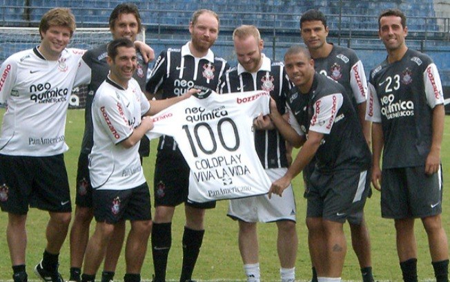 A banda inglesa Coldplay foi ao CT do Corinthians em 2010 e ganhou camisas e bermudas do time alvinegro.