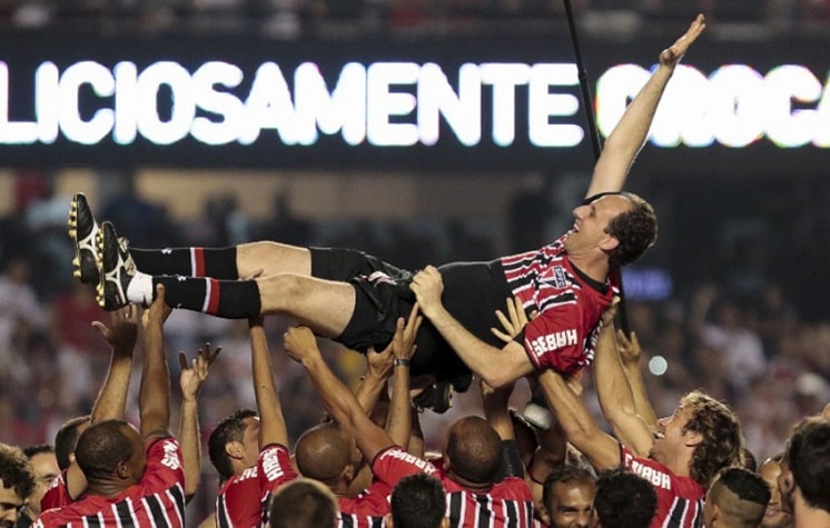 Festa de despedida - No dia 11 de dezembro de 2015, Rogério fez sua despedida oficial dos gramados. Em jogo festivo no Estádio do Morumbi, foram reunidos alguns jogadores que foram campeões mundiais pelo São Paulo, distribuídos em duas equipes: os campeões de 1992 e 1993 contra os campeões de 2005. O goleiro atuou pela equipe de 2005, convertendo um pênalti no final da partida.