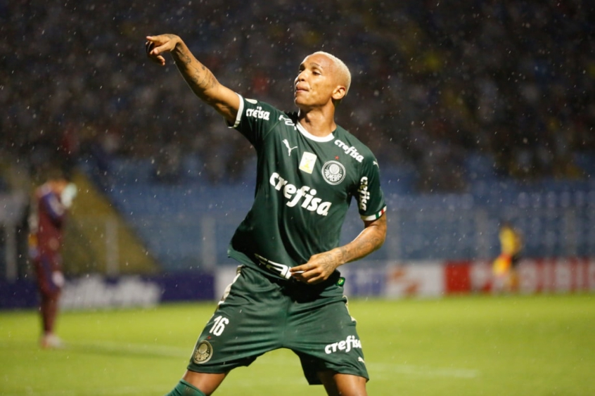 Deyverson, então jogando no Palmeiras, que pediu para que uma mulher e sua filha, que pediam dinheiro na entrada de um restaurante, se juntassem a ele na refeição.