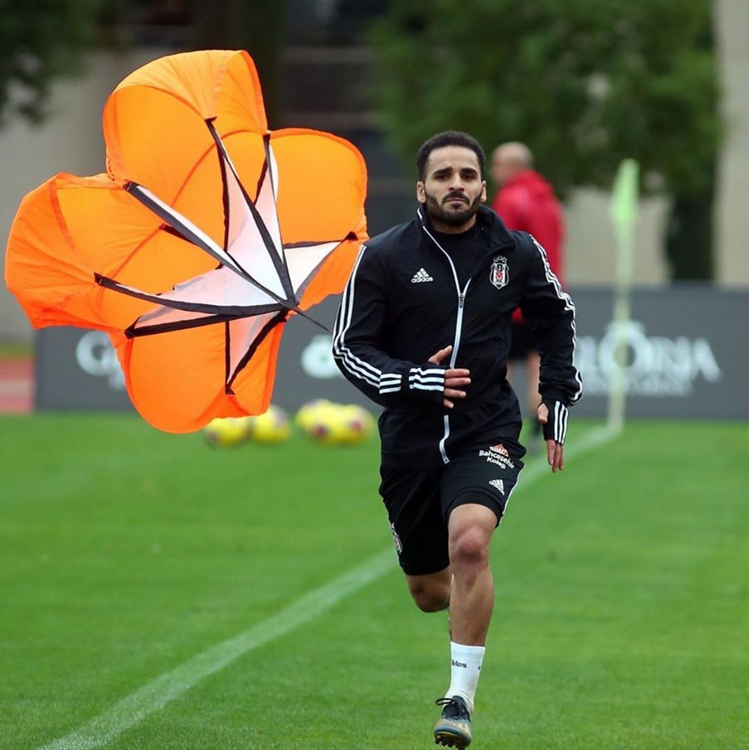 DOUGLAS - Ao lado de Souza, outro brasileiro do Besiktas é o lateral Douglas. O atleta se transferiu do São Paulo para o Barcelona, em 2014. Passou por alguns clubes, mas após não obter tanto sucesso no futebol europeu, chegou ao clube turco em 2019. Ele tem 30 anos e contrato com o clube até junho de 2022.