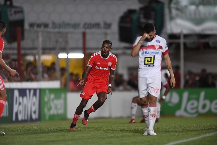 ESFRIOU - Após a vitória sobre o Vasco, o meia Edenílson admitiu as conversas com o Al-Ittihad, da Arábia Saudita. Contudo, negou qualquer tipo de acerto com o clube árabe alegando falta de respeito com o Inter, clube que segundo ele o recolocou no futebol.