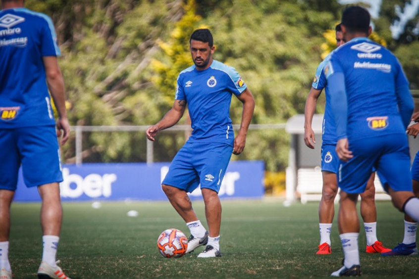 O lateral-direito Edilson, de 33 anos, teve seu contrato rescindido pelo Cruzeiro e está livre no mercado. De acordo com o Transfermarkt seu valor é de 800 mil euros (R$ 4,47 milhões)