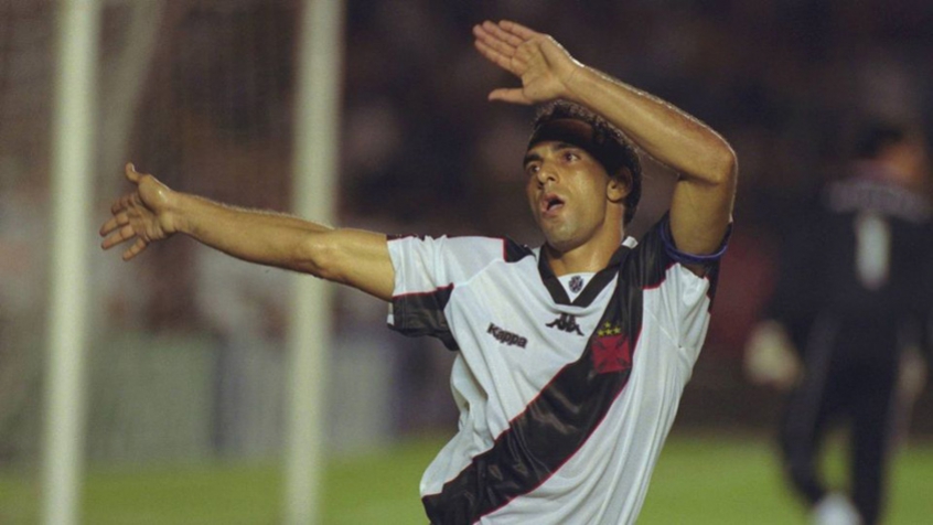 O trio de ataque fica por conta da base vascaína. Começando por Edmundo, com 153 gols. Apesar da relação de amor e ódio com Romário, os dois formaram dupla de ataque na Seleção Brasileira em alguns jogos nos anos 90, além de períodos curtos no Flamengo, em 95, no próprio Vasco, em 2000, e no Fluminense, em 2004.