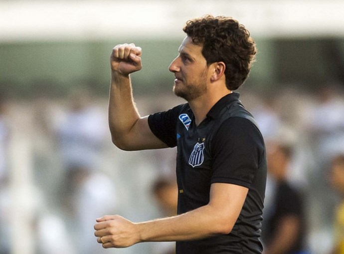 FECHADO - Dois dias depois da dura eliminação na Copa do Brasil para o Fluminense no Maracanã, a diretoria do Figueirense informou oficialmente a demissão do técnico Márcio Coelho e a chegada do novo comandante da equipe, Elano (foto).