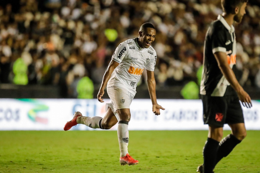 ESQUENTOU: O volante Elias está cada vez mais próximo do Santos. O jogador, inclusive, já realiza testes físicos no CT Rei Pelé, embora não tenha assinado contrato com o Peixe. A oficialização do jogador no Alvinegro Praiano só é possível quando o clube arcar a sua dívida de cerca de 4,5 milhões de euros (R$ 28,2 mi na cotação atual) com o Hamburgo (ALE). O Santos está impedido de registrar jogadores.