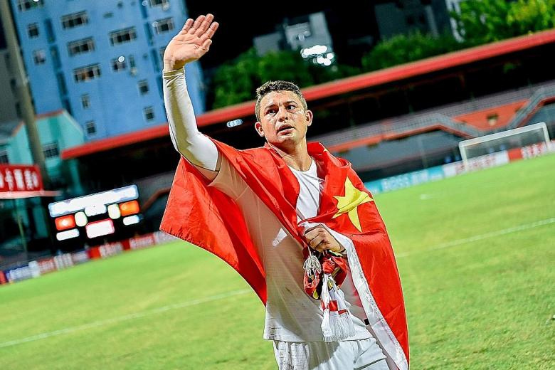 Elkeson. Atacante de 30 anos nascido no Brasil (em Coelho Neto, no Maranhão). Fez sucesso defendendo Vitória-BA e Botafogo e está na China desde 2013. Está na sua segunda passagem pelo Guangzhou Evergrande (entre 2016 e 2019) onde ganhou quatro campeonatos nacionais, foi duas vezes artilheiro da Liga e uma vez MVP. Ídolo no país, naturalizou-se no ano passado e já defendeu a seleção chinesa em quatro partidas, marcando três gols. Seu nome chinês: Al Kesen.