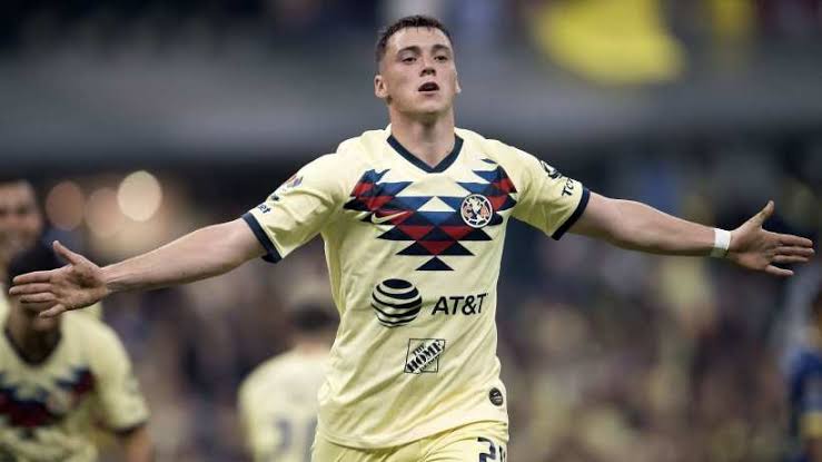 FECHADO - O América-MEX anunciou em suas redes sociais que fez a opção de compra do atacante uruguaio Federico Viñas, que estava emprestado ao clube por um ano. Com isso, o goleador assinou um acordo para permanecer até 2024.