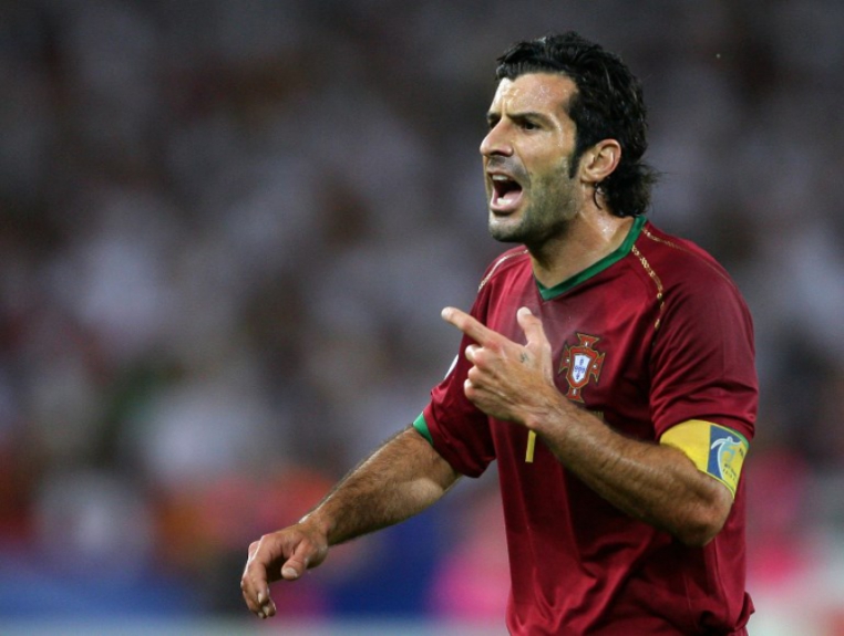 LUÍS FIGO - O português venceu o Prêmio de Melhor Jogador do Mundo em 2001. Pela seleção portuguesa disputou as Copas do Mundo de 2002 e 2006. No último Mundial que jogou, ajudou Portugal a chegar na semifinal do torneio. 