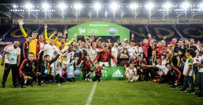 TORNEIOS NO EXTERIOR – O Flamengo também venceu títulos em torneios amistosos no exterior, como o Torneio Quadrangular de Lima, em 1952, a Copa Kirin, no Japão, em 1988 e etc. No total, foram 23 conquistas.