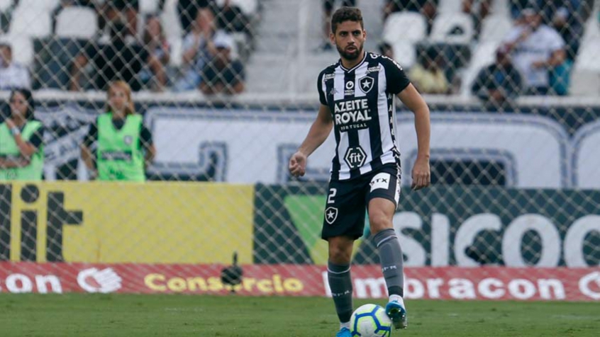 O Botafogo perdeu a queda de braço com o Atlético-MG por Gabriel. Por mais que o desejo do Alvinegro fosse o retorno do zagueiro ao Rio de Janeiro em 2020, o Galo, dono dos direitos federativos do jogador de 24 anos, traçou uma linha praticamente irredutível nas negociações e o defensor, por ora, voltará a atuar pelo clube mineiro em 2020. O fato é que o atleta não joga no Glorioso na temporada que está para começar.