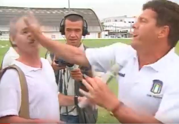 Em 2000, o então treinador do São Caetano, Jair Picerni, acabou discutindo com o repórter Nelson Cilo e os dois acabaram trocando socos no gramado do Estádio Anacleto Campanela.