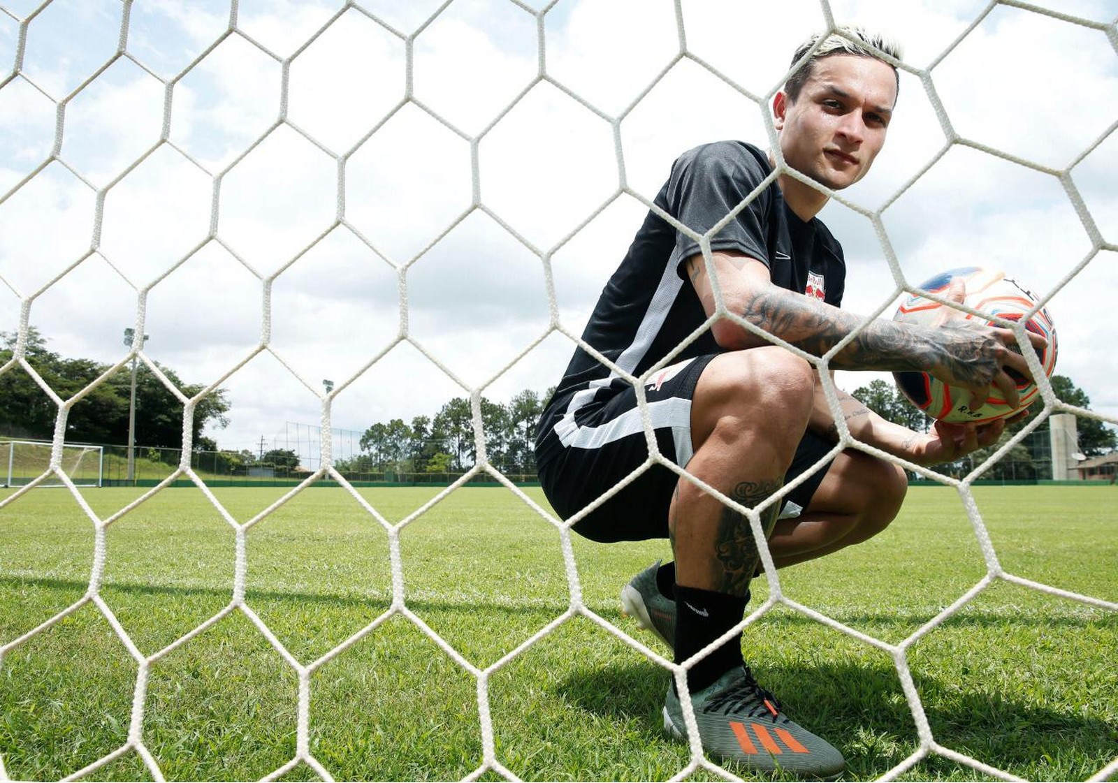 ARTUR - O atacante Artur, do Red Bull Bragantino, levou quatro prêmios: seleção do torneio, melhor jogador do interior, melhor jogador da competição e gol mais bonito. A última vez que um atleta levou quatro troféus foi Neymar, em 2012. Tá bom para você?