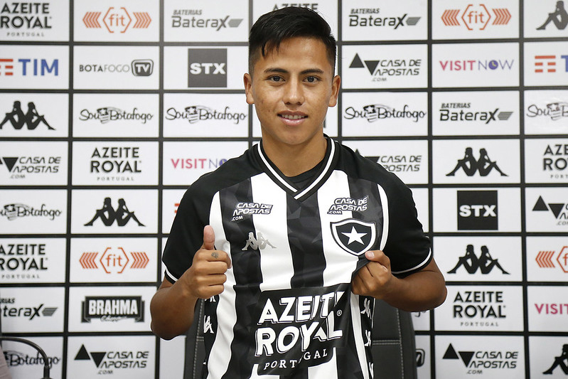 ESQUENTOU - Lecaros, peruano de 21 anos, que deixou o Botafogo nesta semana, já foi oferecido para um clube de seu país, o Universitário. Sem espaço no Glorioso, Lecaros chegou a se transferir para o Avaí nesta temporada, mas não teve espaço. Agora, ele está sem clube.