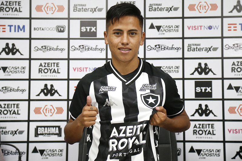 Lecaros - O jovem peruano de 21 anos foi uma aposta da diretoria em 2020 para as beiradas ofensivas do Alvinegro. Entretanto, após apenas 14 jogos e nenhum gol, Lecaros já foi comunicado que não faz parte dos planos para a vigente temporada. Já na reta final do Brasileirão, em janeiro deste ano, o jogador estava entre aqueles que chegaram atrasados ao treino.