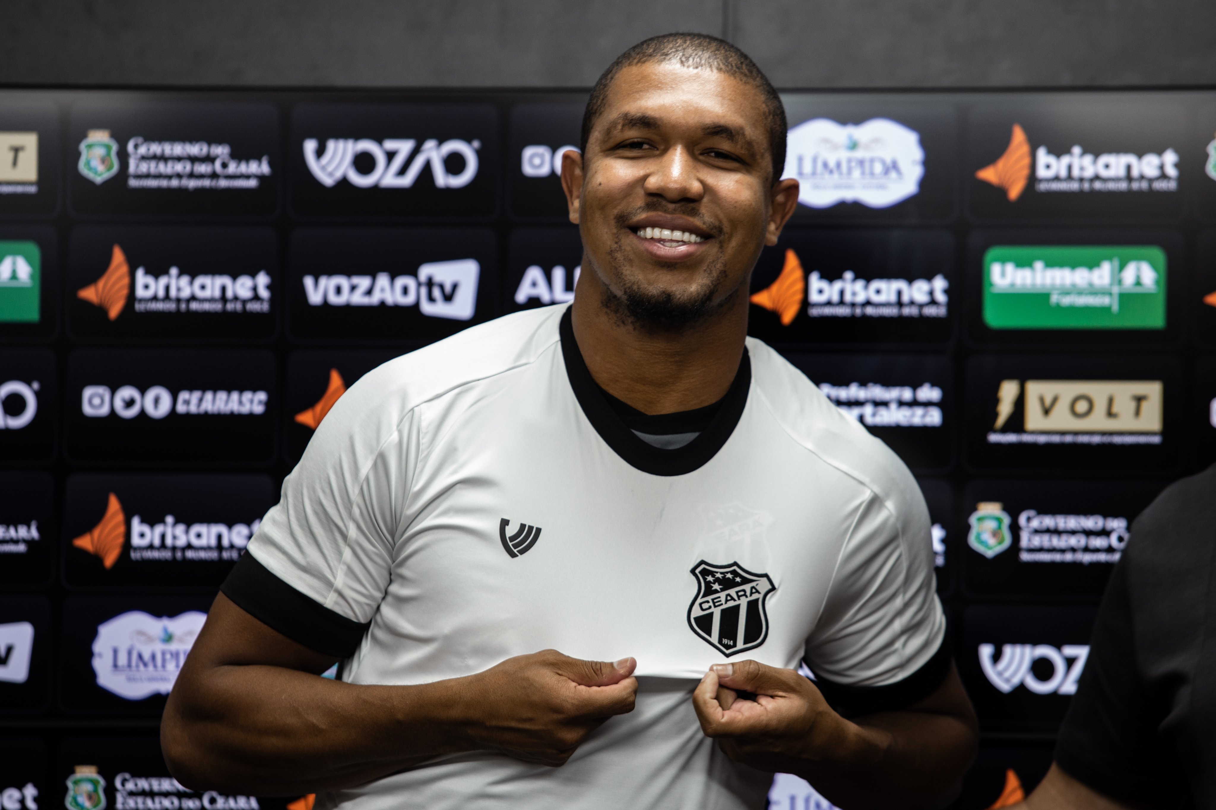 Emprestado ao Ceará até o fim da temporada, o atacante Rodrigão tem contrato com o Santos até o fim de 2022.