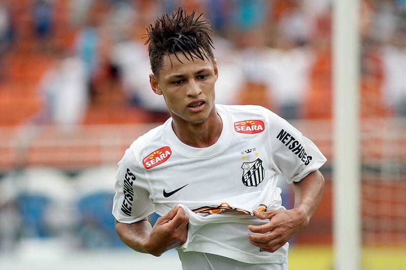 Neilton - Considerado por muitos o 'novo Neymar', Neilton subiu ao time principal do Santos em 2013. Abaixo das expectativas, foi cedido ao Cruzeiro e jogou também no Botafogo, São Paulo e Inter. Atualmente, joga no Hatta Club, de Dubai. 
