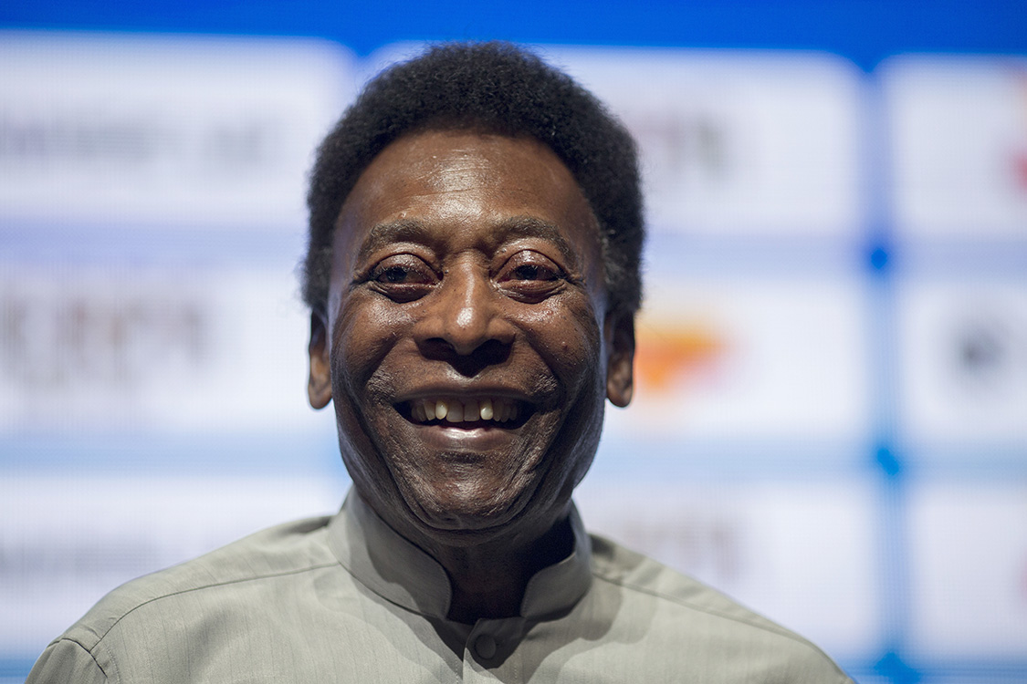Pelé anunciou a aposentadoria em 1974, com as cores do Santos. No ano seguinte, aceitou proposta milionária do Cosmos (EUA) para ajudar a desenvolver o futebol no local. Ele pendurou as chuteiras definitivamente em 1977.