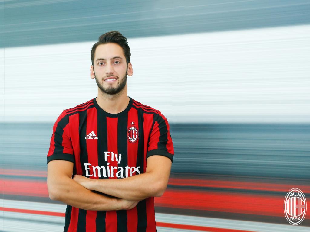 Hakan Calhanoglu (26) - Clube atual: Milan - Posição: meia central - Valor de mercado: 35 milhões de euros.