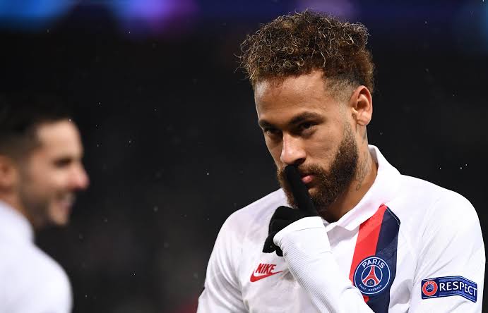 ESQUENTOU: Segundo o jornal espanhol 'Sport', o Paris Saint-Germain prepara uma proposta de renovação para uma de suas principais estrelas: Neymar. O brasileiro Leonardo, diretor esportivo do clube, irá propor ao craque a permanência até 2025, e o aumento de salário para 38 milhões de euros anuais (equivalente a R$216 milhões).