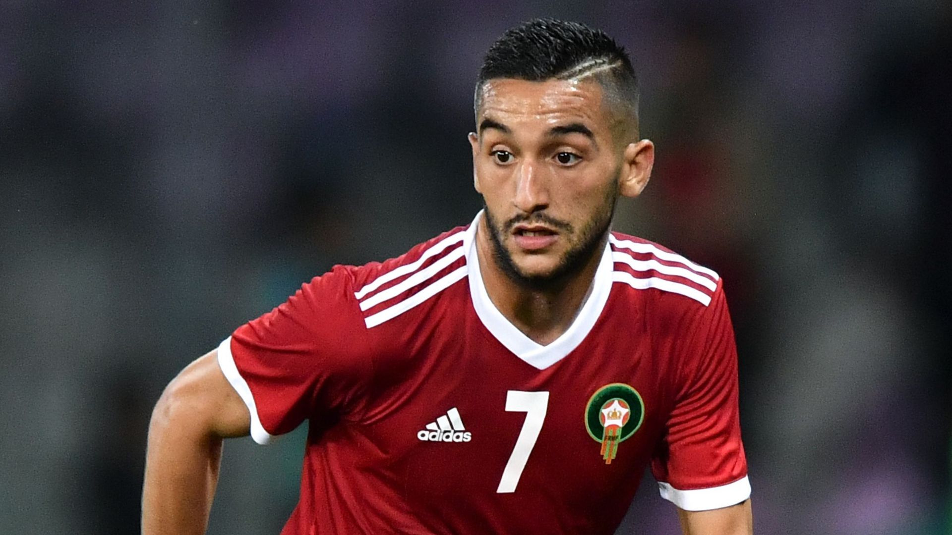 HAKIM ZIYECH - Meia-ofensivo, o holandês defendia o Ajax, mas agora pertence ao Chelsea. O anúncio da transferência foi feito em janeiro último no valor de 40 milhões de euros. Em moedas atuais, chega a R$ 242 milhões. Foi o primeiro atleta contratado por Frank Lampard nos Blues.