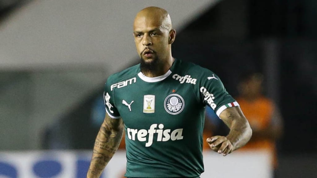 Após pouco mais de um mês treinando separado do elenco do Palmeiras por causa de um desentendimento com o técnico Cuca, o volante Felipe Melo foi reintegrado ao time alviverde após uma conversa com o treinador em 2017. 