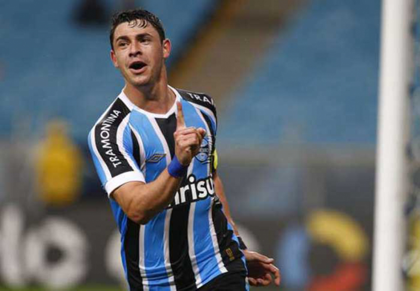 Giuliano ganhou notoriedada no Internacional. Após passagem pelo Dnipro, o meio-campista queria um retorno para o Brasil e acabou escolhendo o Grêmio, para a frustração dos Colorados.
