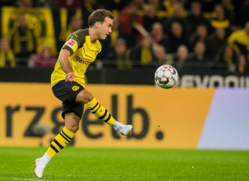 ESQUENTOU - Autor do gol do tetracampeonato mundial alemão, o meia Mario Götze deixará o Borussia Dortmund na próxima temporada. Com contrato até junho, o jogador não chegou a um acordo com o clube aurinegro para renovação e assinará sem custos com outra equipe.