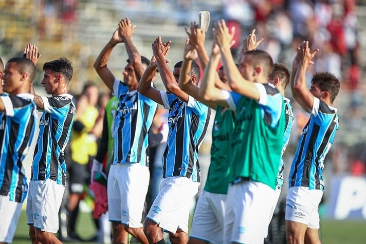 Indo para o Sul do país, o Grêmio ganha R$ 12,9 milhões da Banrisul, empresa que também patrocina o rival Internacional. 