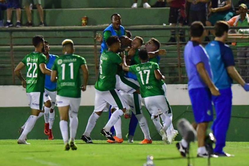 Guarani: Sobe - Superação - O time do Guarani começou a jogar melhor no início do segundo tempo quando estava com um a menos. Deu seus primeiros chutes ao gol e encurralou o Santos até chegar ao gol de empate aos 20 do segundo tempo. Saiu de campo aplaudido, apesar da derrota nos últimos minutos. - Desce - Golaço contra - O empate heroico escorreu pelas mãos bugrinas, com um gol contra grosseiro aos 47 minutos do segundo tempo. O atacante Pablo mostrou seu faro de gol estufando as redes, só errou o lado.