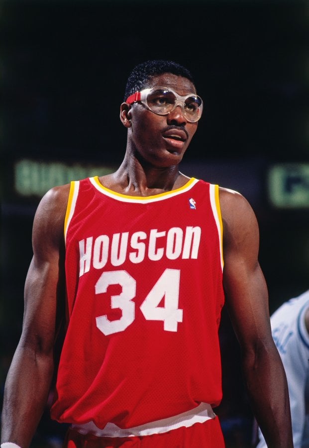 11º: Hakeen Olajuwon nasceu na Nigéria e foi naturalizado americano. Jogou durante 18 temporadas na liga e marcou 26.946 pontos, principalmente no Houston Rockets. Encerrou sua carreira no Toronto Raptors e conquistou dois títulos da NBA na carreira, em 94 e 95, quando também foi MVP das finais.