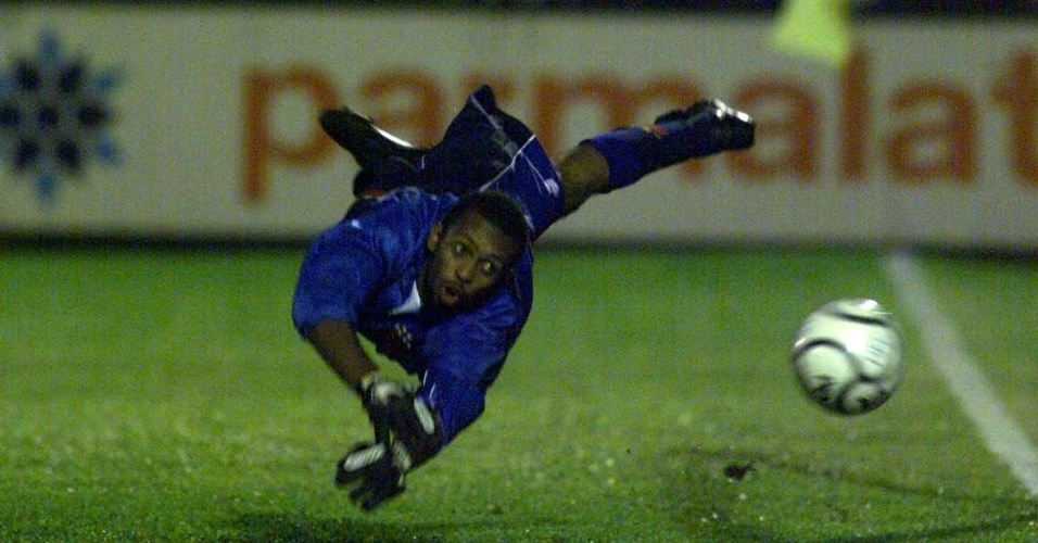 HELTON - O goleiro Helton é o segundo brasileiro com mais jogos pelo Porto. Foram 334 jogos. Além disso fez sete títulos nacionais. Assim virou ídolo da torcida.