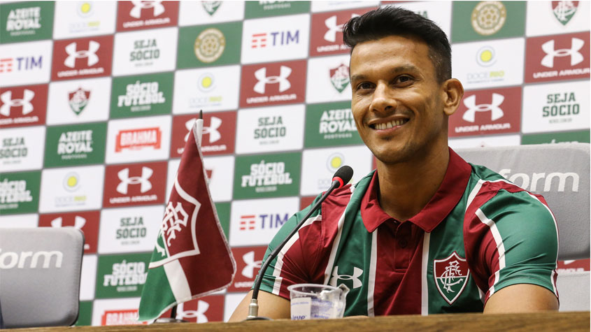 Após vários dias apenas treinando, o volante Henrique foi apresentado como jogador do Fluminense e, enfim, vestiu a camisa tricolor de número 8. O atleta está emprestado pelo Cruzeiro até o fim do ano.