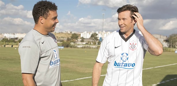 Em 2009, Hugh Jackman foi assistir a um treino do Timão e recebeu uma camisa das mãos de Ronaldo Fenômeno.