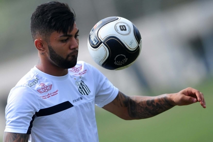 Gabigol é sinônimo de boa pontuação no fantasy game do Brasileirão. Entretanto, o jogador também já reclamou sobre cobranças de torcedores pelo desempenho no Cartola. Em 2018, após brilhar em vitória do Santos, o jogador foi questionado sobre a baixa pontuação, apesar da atuação. 