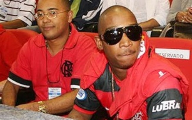 O rapper Ja Rule em 2008, quando vestiu a camisa rubro-negra e assistiu ao jogo contra o Vasco.