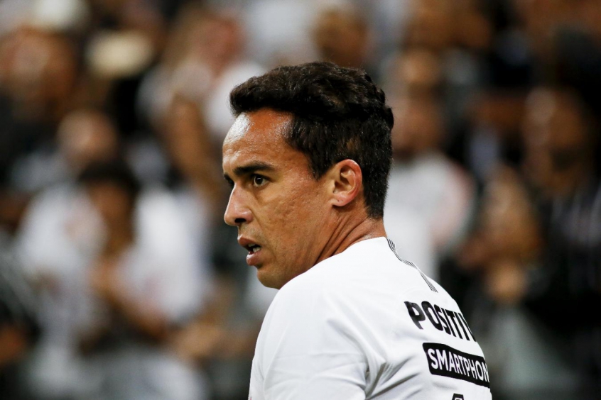 O terceiro nome confirmado pelo Corinthians que está fora dos planos para esta temporada é o meia Jadson.