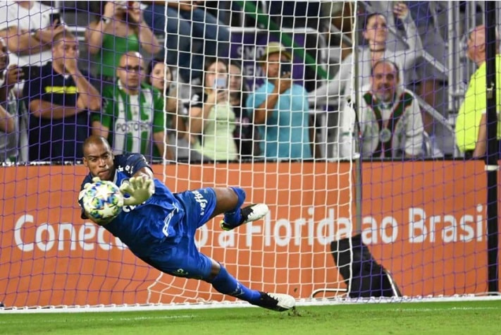 PENDUROU AS CHUTEIRAS - O goleiro Jailson anunciou sua aposentadoria dos gramados. O atleta de 41 anos estava sem clube desde uma curta passagem pelo América-MG. Ao oficializar sua despedida, ele mandou um recado para a torcida do Palmeiras, onde foi multicampeão e teve o carinho da galera.